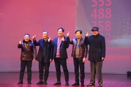 2019年，沈根榮董事長在德威三十三周年慶典上與26年前的合伙人合影